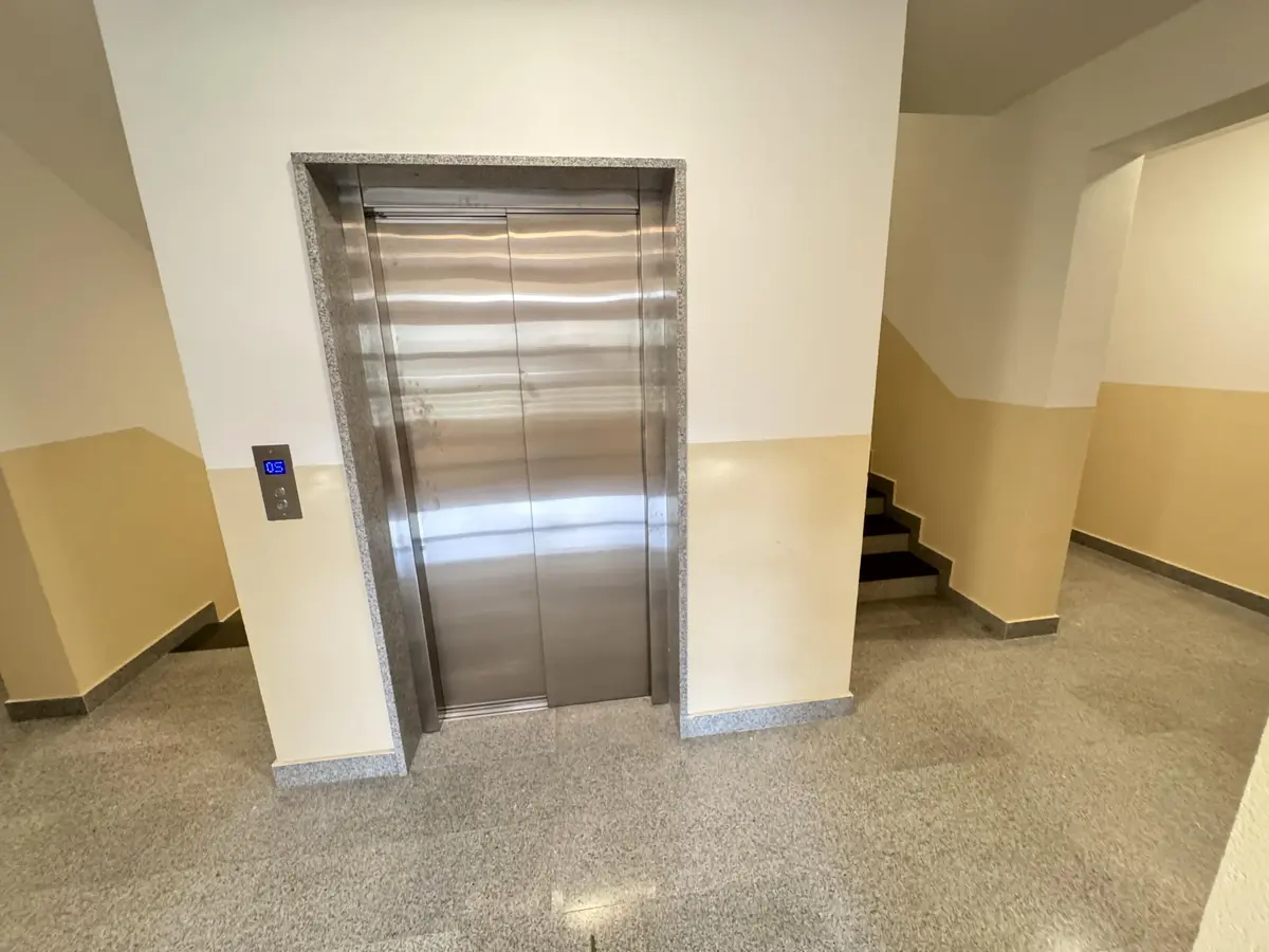 Zgrada posjeduje lift