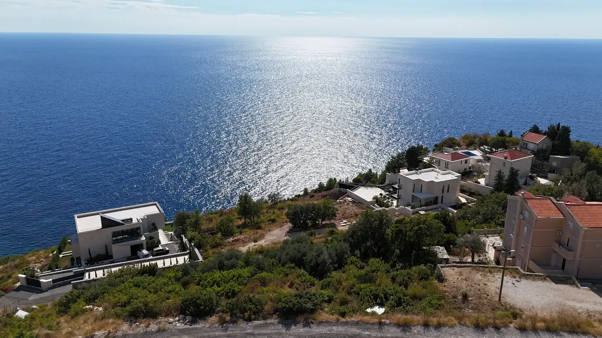 Zemljiste posjeduje panoramski pogled na more