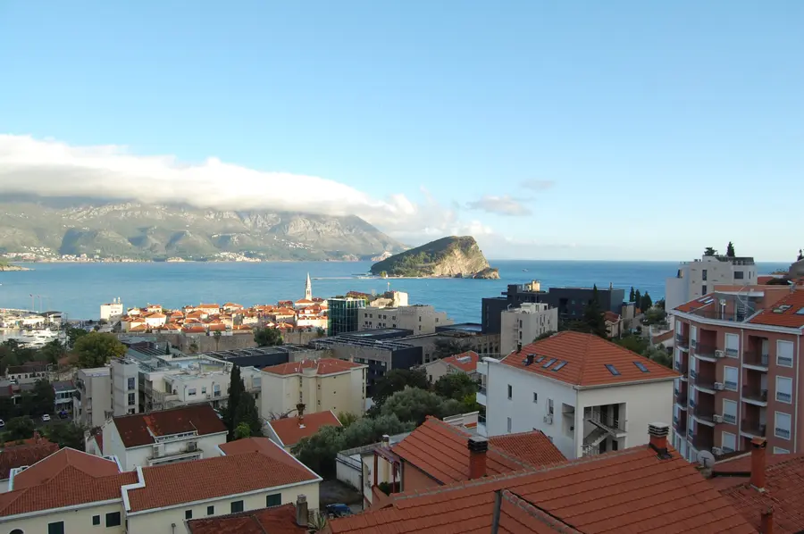 Stan posjeduje panoramski pogled na more i ostrvo Sveti Nikola