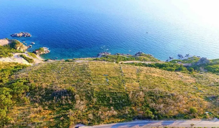 Zemljiste zauzima povrsinu od 8.000m2