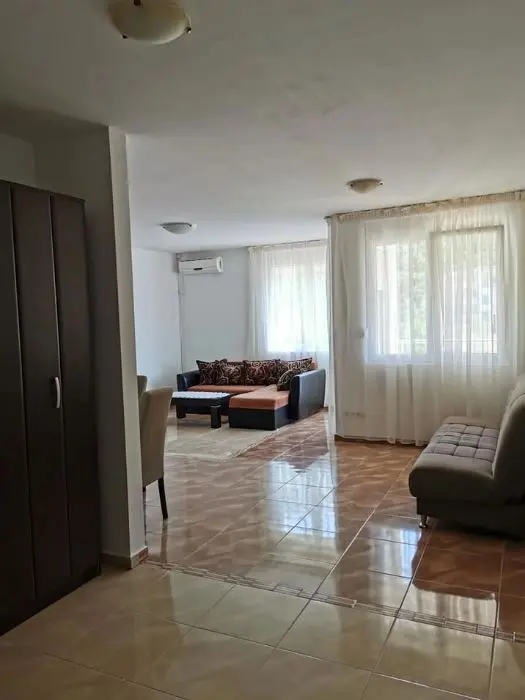 Dnevni boravak posmatrano iz hodnika