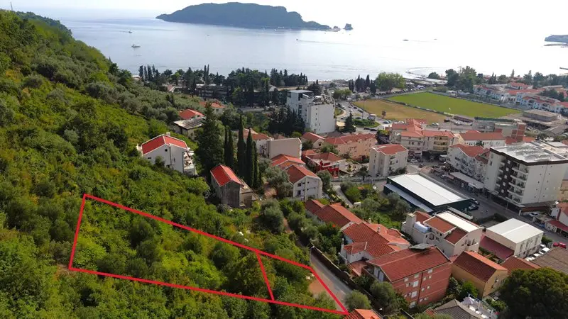 Zemljiste zbog svog polozaja posjeduje pogled na more