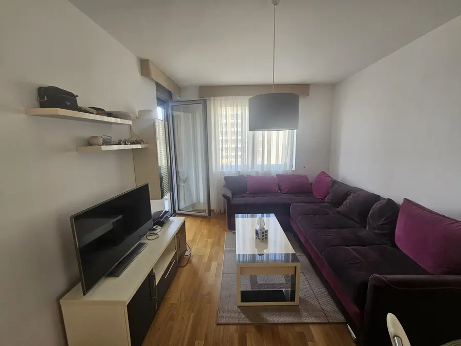 Dnevni boravak posmatrano iz kuhinje