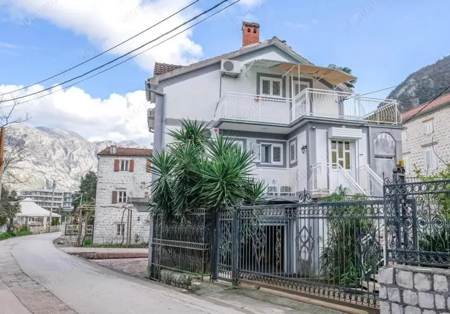 Zauzima  povrsinu od 150m2