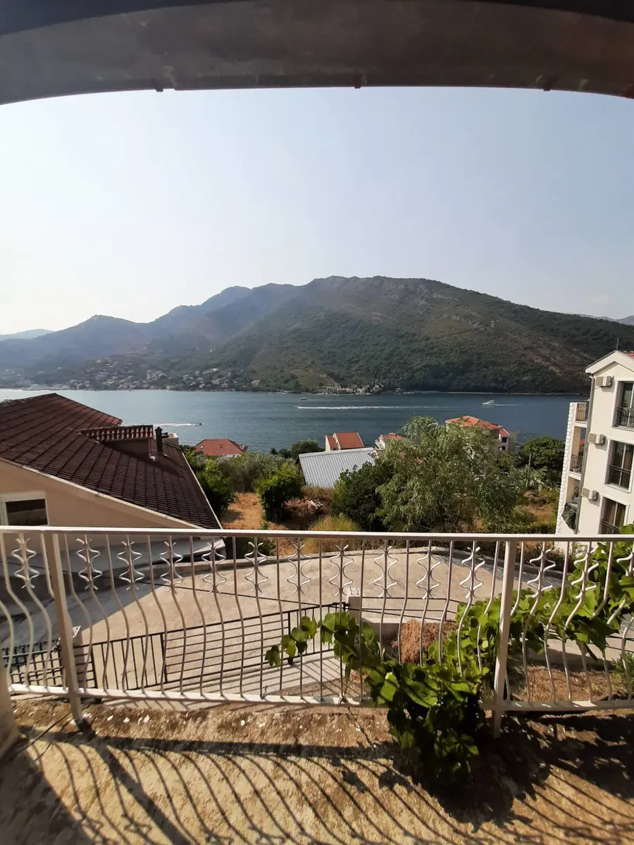 Kuca sa svake etaze posjeduje pogled na more