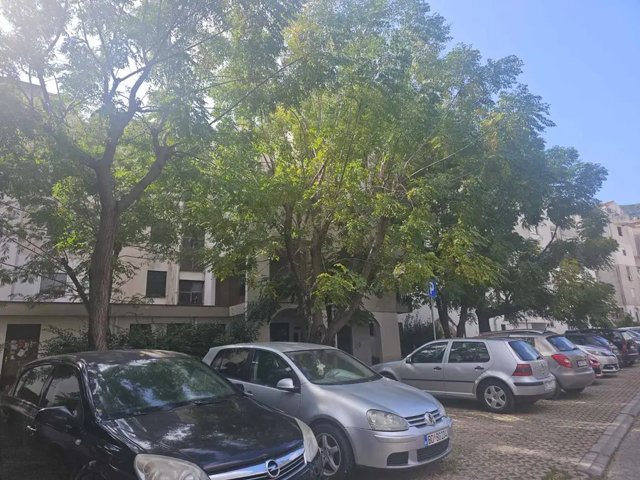 Stan se nalazi u blizini stare osnovne skole