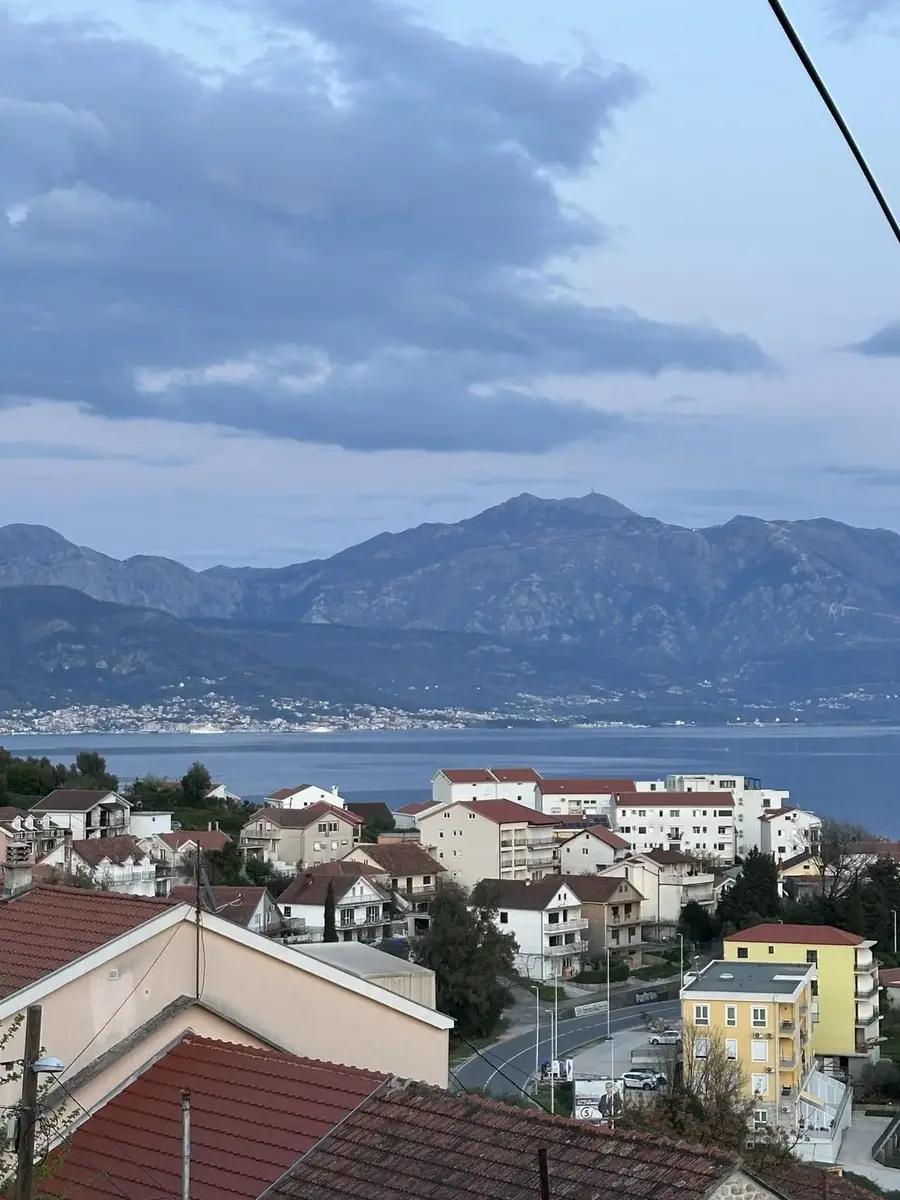 Stan posjeduje panoramski pogled na more