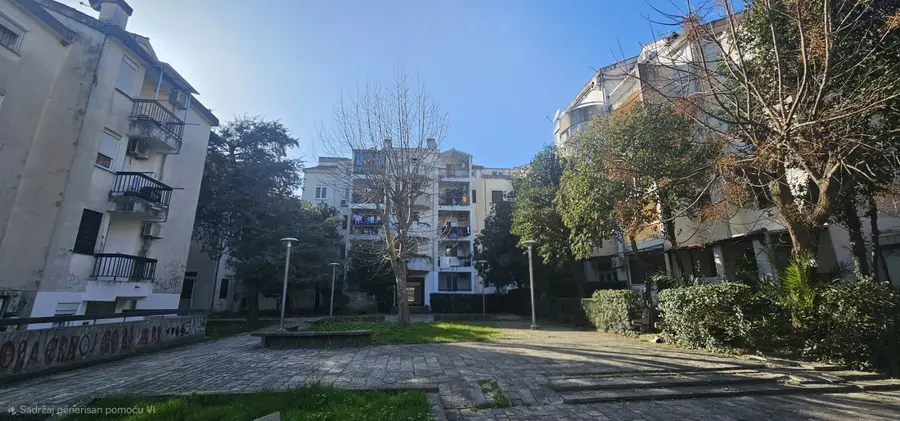 Dvoriste zgrade u kojoj se stan nalazi