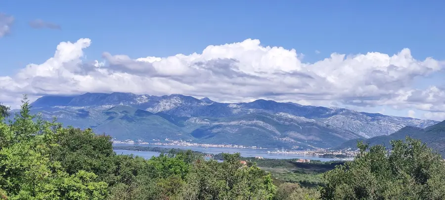 Zemljiste posjeduje prelijep pogled na more